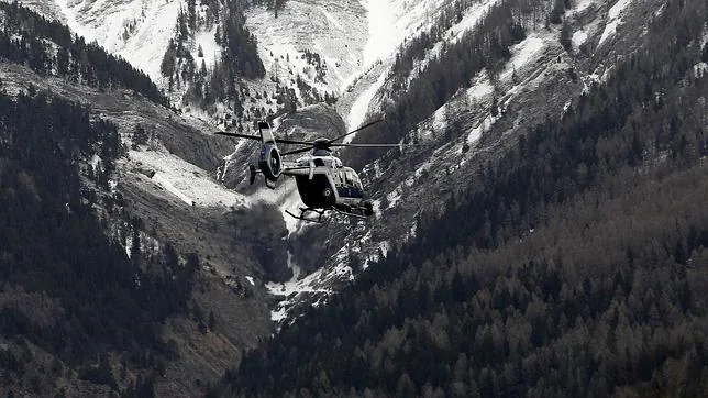 Un helicóptero sobrevuela la zona donde se estrelló el avión