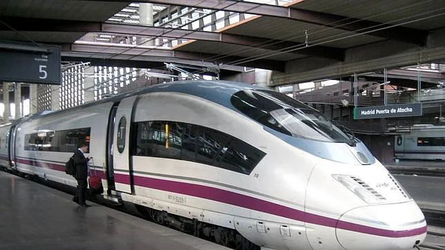 Un pasajero sube a un tren en Madrid con destino Barcelona