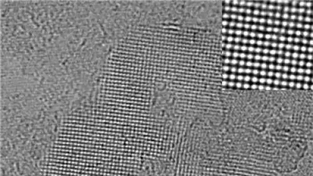 El hielo cuadrado entre dos láminas de grafeno, visto con microscopio electrónico