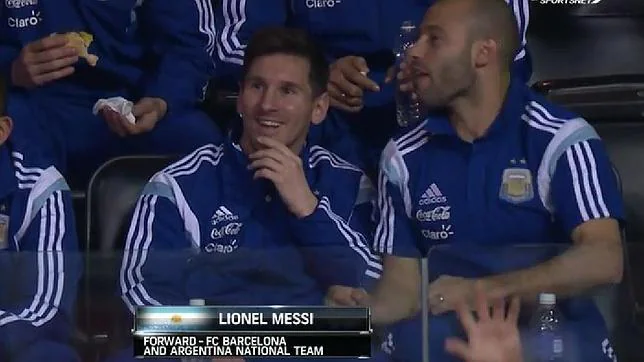 Messi se da cuenta de que la cámara del estadio lo enfoca a él