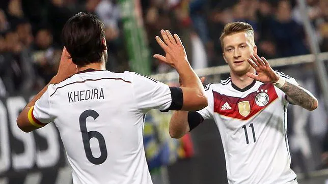 Marco Reus (d) celebra un gol con Khedira en el reciente amistoso Alemania-Australia