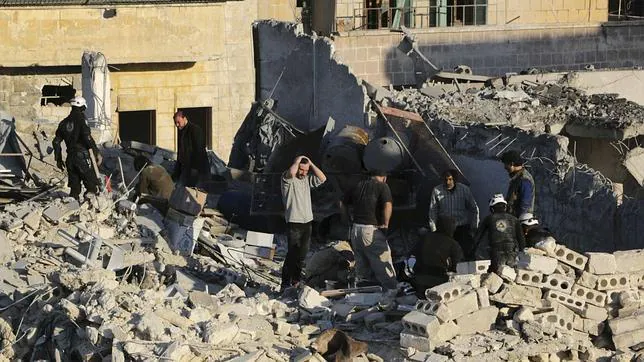 Restos de la destrucción provocada por las fuerzas aéreas leales a Al Assad en la ciudad de Aleppo este jueves