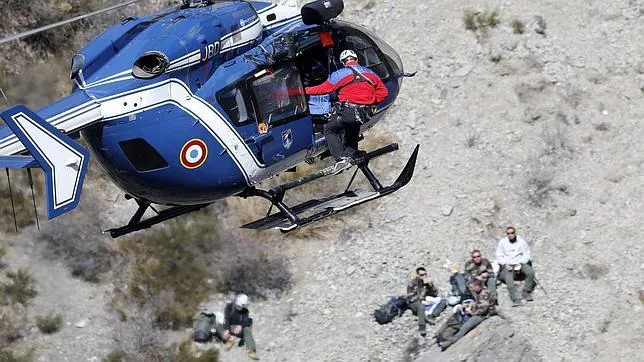 Un helicóptero de la Gendarmería francesa en el lugar del accidente del vuelo de Germanwings