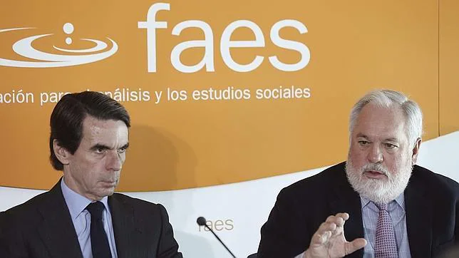 José María Aznar junto a Arias Cañete en el acto celebrado hoy en la sede de la Fundación FAES