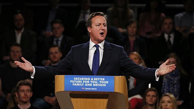 Duro ataque personal de Cameron a Miliband, al que llama «socialista hipócrita»