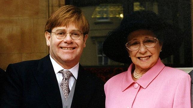 Elton John y su madre, el día que el cantante recibió el título de «Sir»