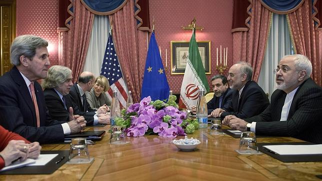 John Kerry y su homólogo iraní Mohamad Zarif, en la mesa de diálogo