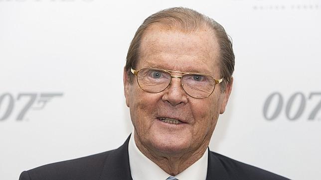 Roger Moore, acusado de racismo