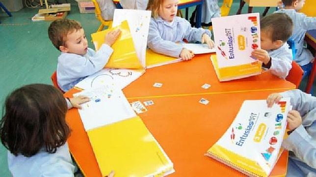 Los pequeños se entretienen completando las fichas en un centro escolar