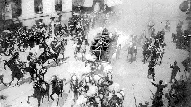 La fotografía del atentado contra los Reyes Alfonso XIII y Victoria Eurgenia, tomada por Mesonero Romanos en 1906