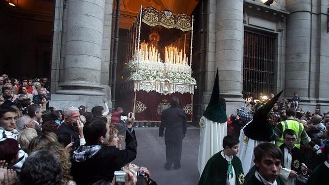 Salida de la Esperanza Macarena de la Real Colegiata de San Isidro