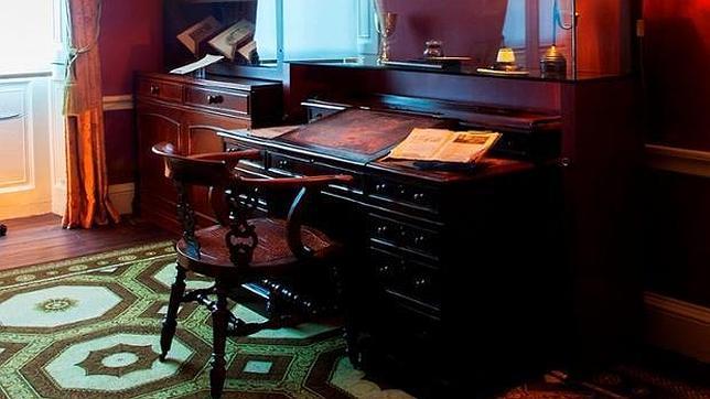 La mesa en la que Charles Dickens escribió «Grandes esperanzas»