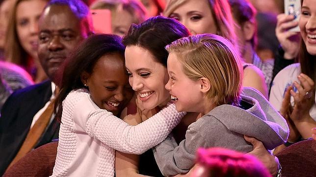 Angelina Jolie abraza a Zahara y Shiloh en un momento de la gala