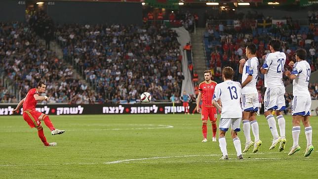Bale lanza de falta con su selección contra Israel