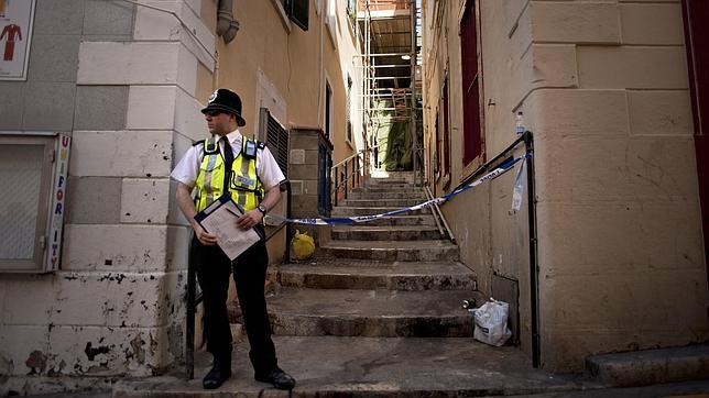 Hallan muertos a una pareja, una niña de 4 años y una bebé apuñalados en una casa de Gibraltar