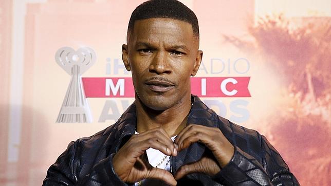 Critican a Jamie Foxx por hacer chistes sobre el cambio de sexo de Bruce Jenner