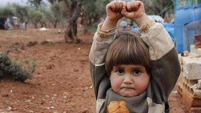 Una niña siria «se rinde» al confundir una cámara de fotos con una pistola