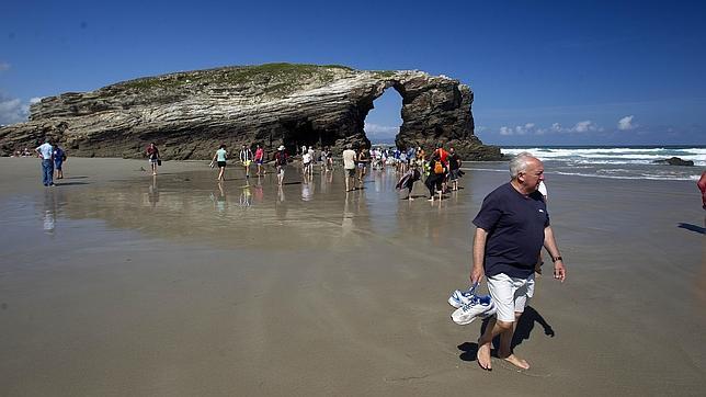 50 céntimos por usar los baños de la playa de As Catedrais en Semana Santa y verano