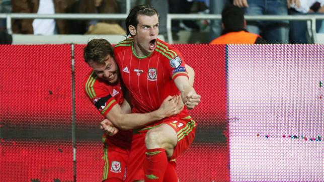 Gareth Bale celebra un gol con Gales