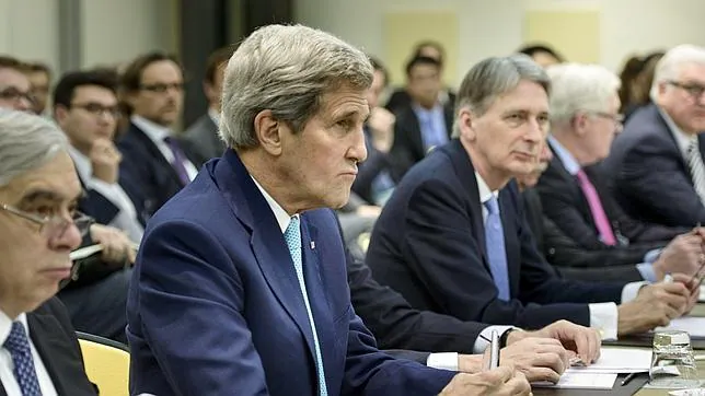 El secretario de Estado norteamericano, John Kerry, sentado a la mesa de las negociaciones en Lausana