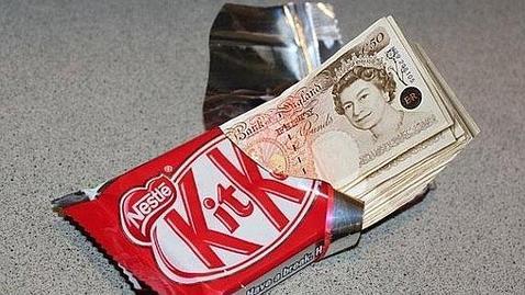 Roba 28.000 euros a sus compañeros de trabajo y los esconde en envoltorios de Kit Kat