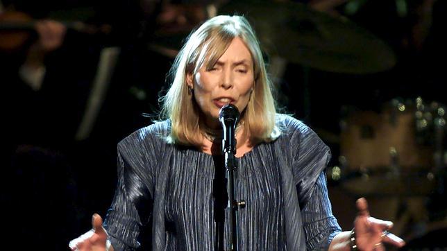 Joni Mitchell, hospitalizada tras ser encontrada inconsciente en su casa