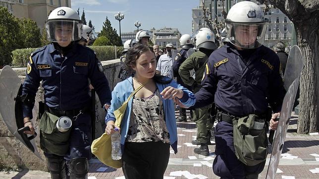 Un grupo de activistas antisistema invade la explanada del Parlamento griego