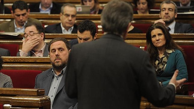 Oriol Junqueras escucha a Artur Mas en el Parlamento catalán