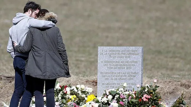 Monolito de recuerdo de las víctimas del accidente aéreo instalado en Seyne les Alpes (Francia)