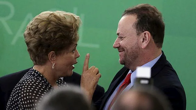 Dilma Rousseff, durante un acto con el nuevo ministro de Comunicación Social, Edinho Silva, este martes en el Palacio de Planalto