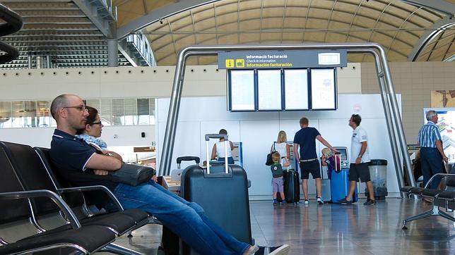 Un pasajero alemán olvida un maletín con 8.000 euros en el aeropuerto de Alicante