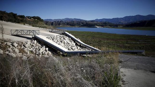 Imagen de un muelle del lago Cachuma, en Santa Barbara, California, después de desplomarse por la falta de agua