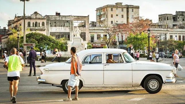 Un conductor espera a sus pasajeros en una calle de La Habana