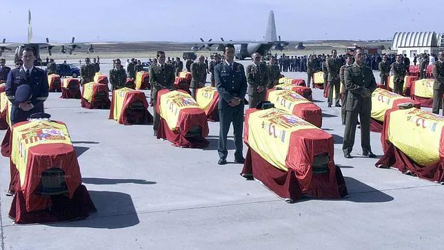 Los féretros de los 62 militares fallecidos, en la base de Torrejón durante el funeral celebrado en 2003