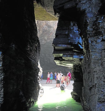 Un equipo de guías vigilará a los visitantes para evitar daños en la playa de Las Catedrales