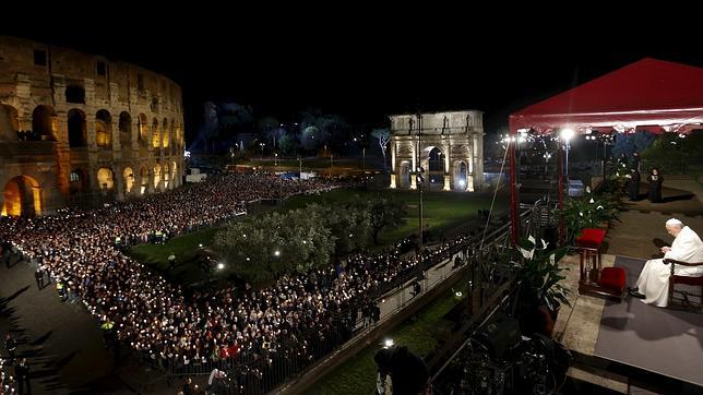 El Papa Francisco denuncia las lacras del mundo actual, presentes en el calvario de Cristo