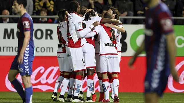 Al Rayo le bastan tres minutos para remontar al Éibar