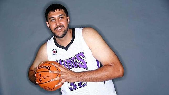 Sim Bhullar, el gigante de 2,28 que se convertirá en el primer «indio» en la NBA