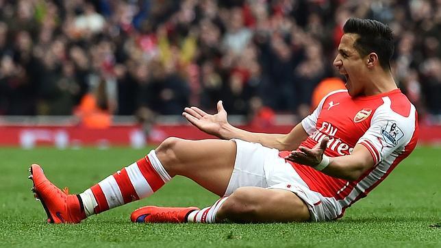 Alexis celebra su gol, el tercero del Arsenal