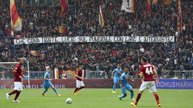 Vergonzosas pancartas de los ultras de la Roma contra la madre de Ciro Esposito