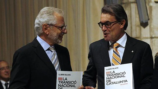 El presidente catalán, Artur Mas, con el presidente del CATN, Carles Viver Pi-Sunyer