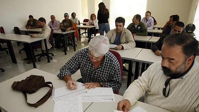 Extrabajadores de Delphi en uno de los cursos impartidos para su reconversión laboral