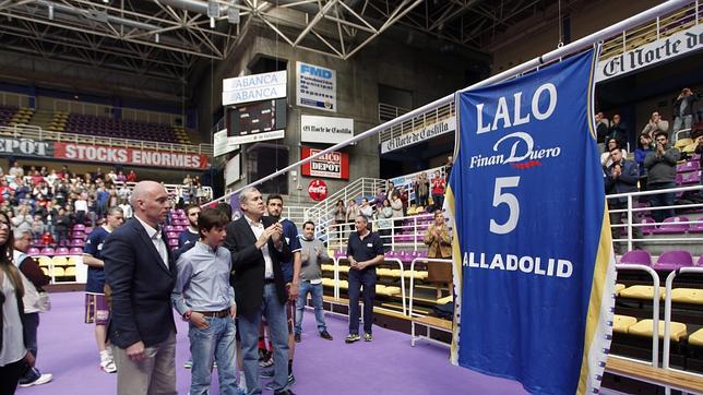 Familiares y amigos durante el homenaje en el Polideportivo Pisuerga