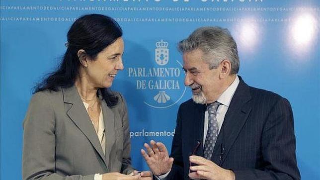 La presidenta de la Cámara, Pilar Rojo, y el conselleiro maior, Jesús Palmou