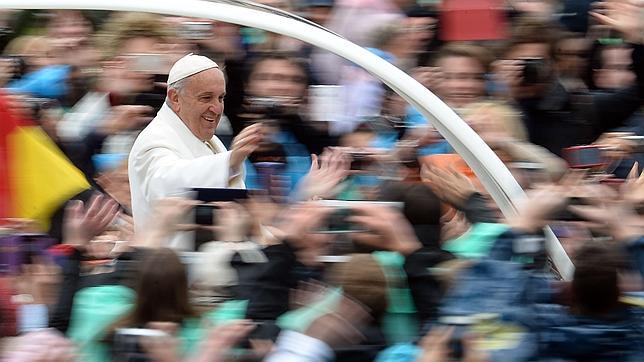 El Papa Francisco en el Papamóvil este domingo