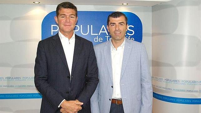Guillermo Díaz Guerra (i.) y Manuel Domínguez, momentos después de la rueda de prensa