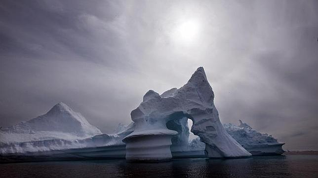 Un grupo de paracaidistas aterriza en un iceberg por vez primera en la historia