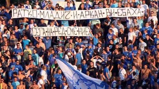 Ultras del Levski muestran una pancarta en favor de «Arkan» y «El carnicero de Srebrenica»