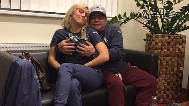 Maradona y su novia calientan las redes sociales con una erótica fotografía