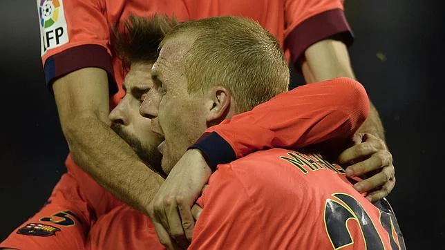 Mathieu celebra con Piqué el gol que otorgó la victoria al Barça en Vigo